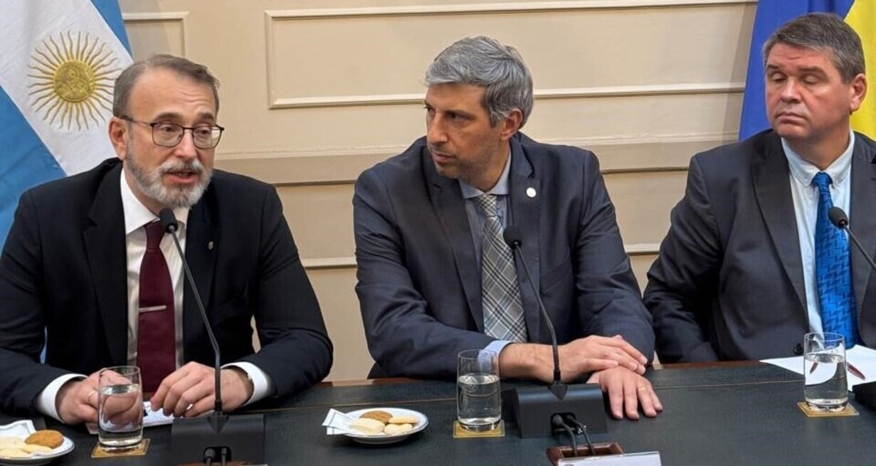 El embajador Klymenko, el presidente de la BCSF, Durando y el primer secretario de Asuntos Económicos, Udovik.