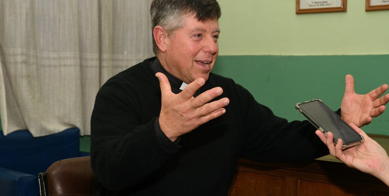 El padre Diego Gatti dijo que la "campaña del cuadradito" logró una recaudación importante para la obra del templo. Foto: Manuel Fabatía