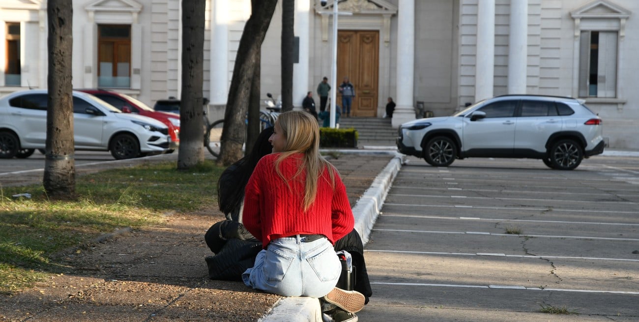 "Hoy la gente va a usar la plaza seca con el peligro que representa la convivencia con vehículos", advirtió el senador. Foto: Manuel Fabatía