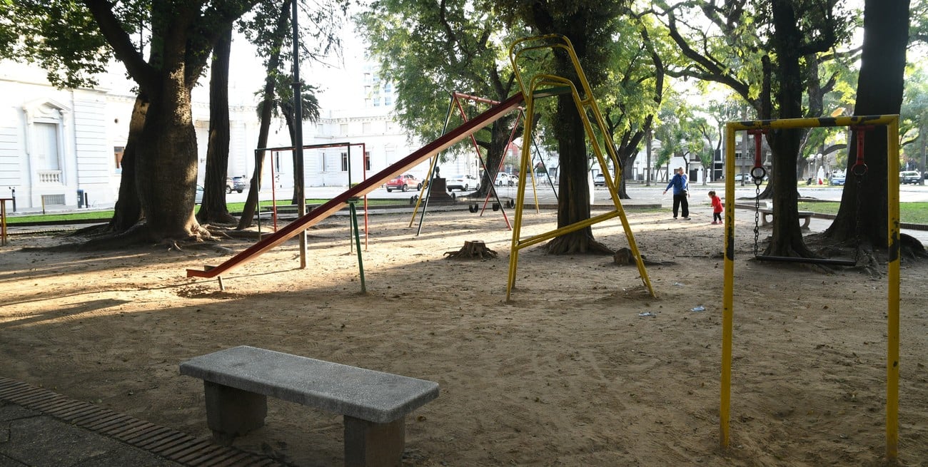 El anteproyecto también incluye un sector de juegos, que hoy existe pero no está en buen estado. Foto: Manuel Fabatía