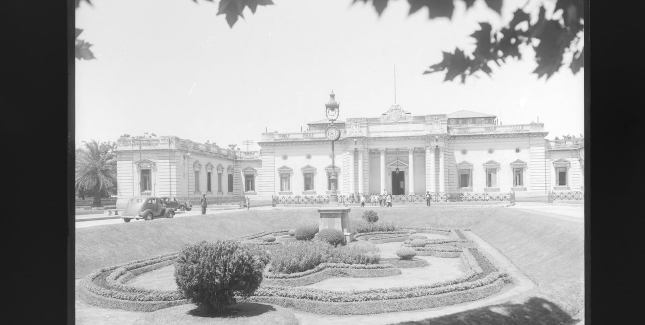 Plaza onda con reloj, plaza Italia y Palacio Legislativo en otras épocas. Foto: Colección Peña (archivo El Litoral)