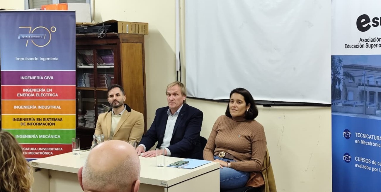 El decano Tóffolo (en el centro) dijo que hay mucho interés en la región por la propuesta que lleva la UTN a Gálvez. Foto: Gentileza