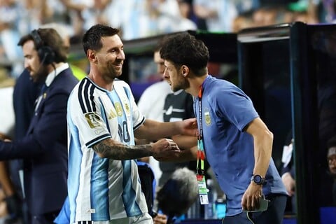 Pablo Aimar integra el cuerpo técnico de Lionel Scaloni junto a Walter Samuel y Roberto Ayala. Foto: Reuters