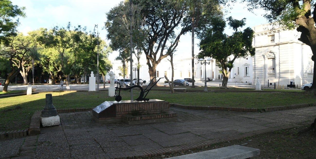 Los referentes de las asociaciones pidieron revalorizar toda la parte escultórica de la plaza que representa la italianidad. Foto: Manuel Fabatía