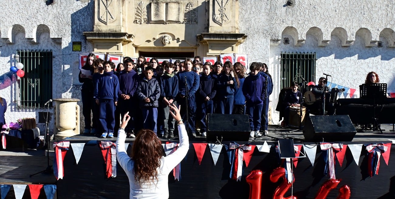 Tras rescatarse la partitura, la comunidad educativa volvió a cantar la Marcha Normalista. Foto: Flavio Raina