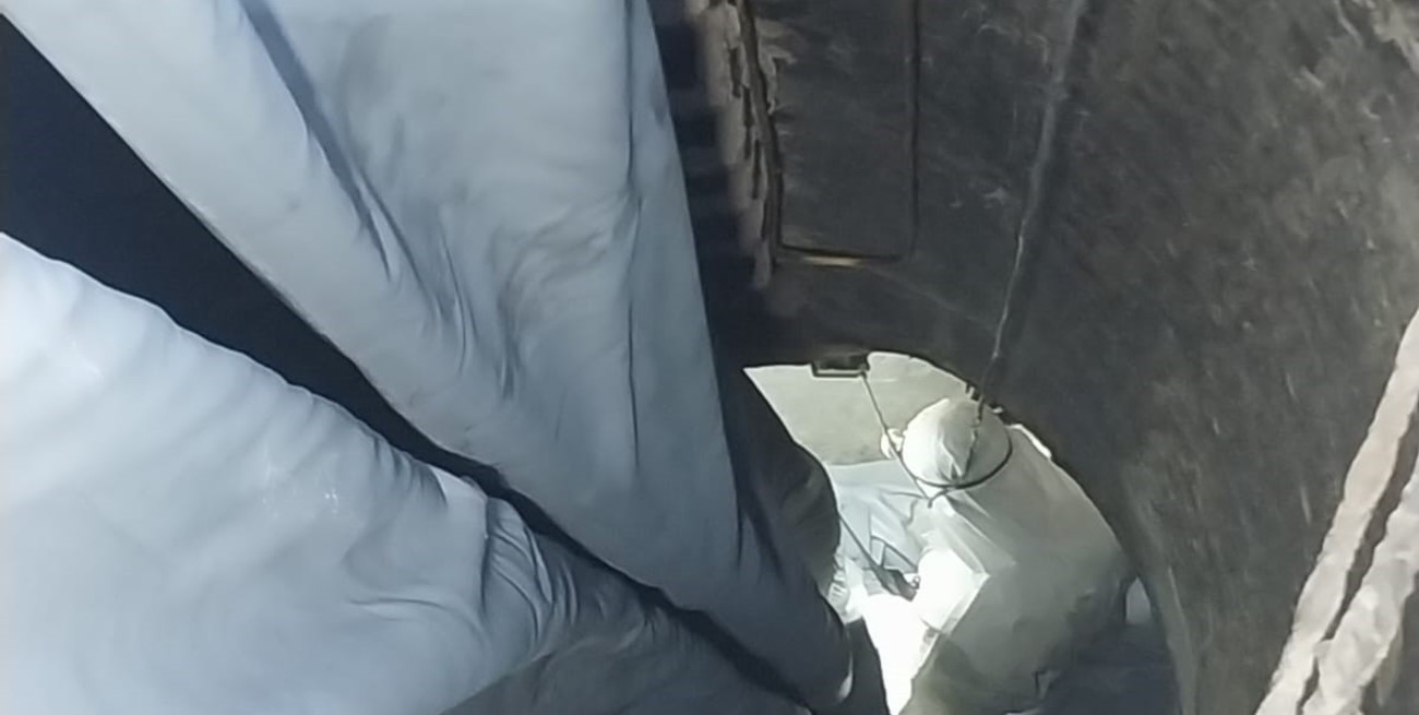 La manga, que pesa varias toneladas, se coloca dentro del caño cloacal. Luego será inflada y sellada para recubrir la cañería por dentro. Foto: Gentileza