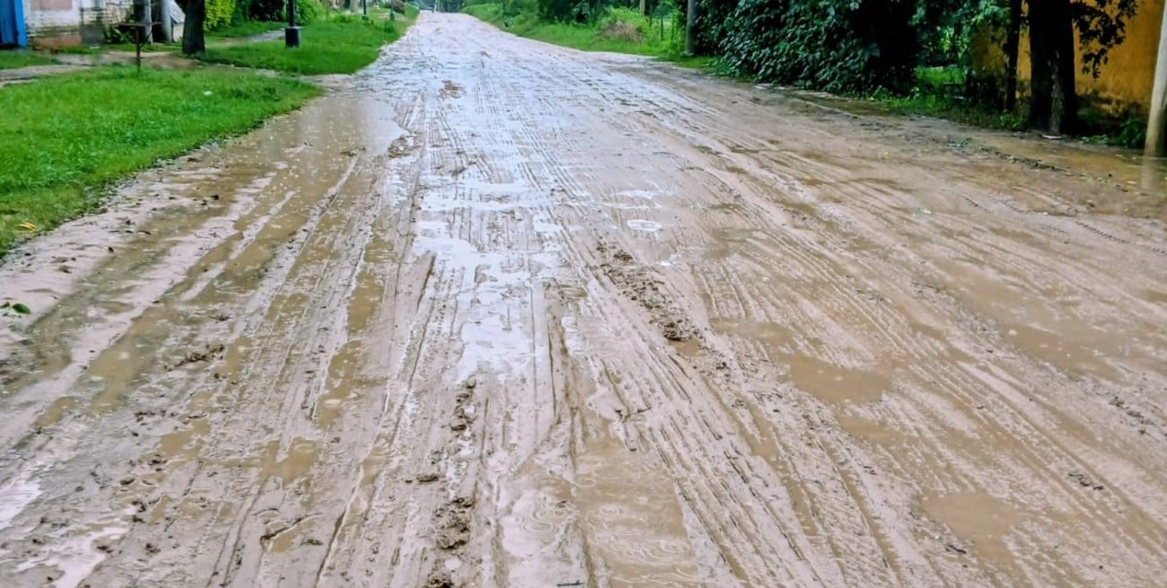 Así quedan las calles cuando llueve y "los chicos no tienen zapatillas de reemplazo", dijo la docente. Foto: Gentileza