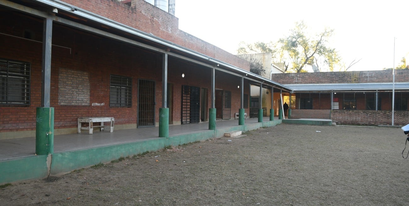 La escuela fue blanco de robo y destrozos en febrero y ahora iniciaron trabajos de cerramiento de la galería. Foto: Manuel Fabatía