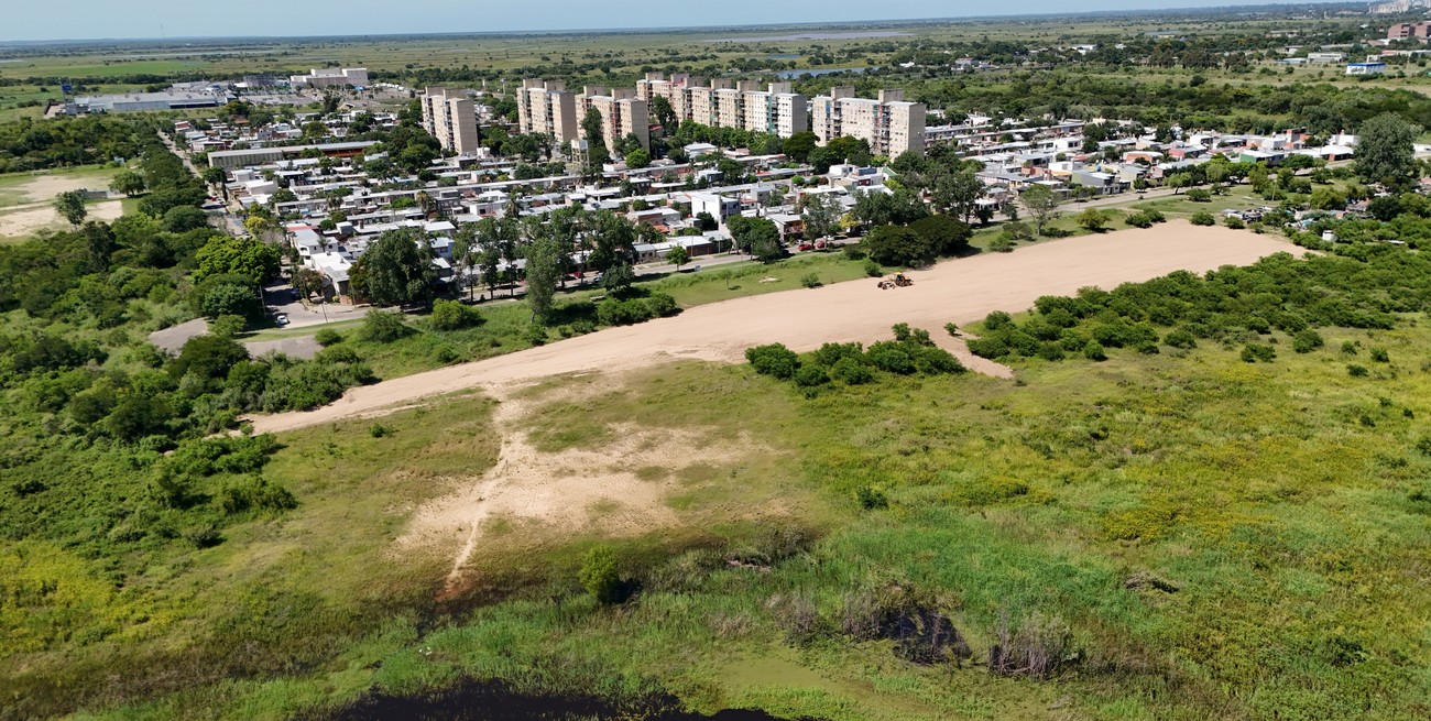 El Pozo tiene un sector de casas bajas y otro de torres habitacionales. "La cloaca principal data de hace 50 años", dijo Darío Boscarol. Foto: Fernando Nicola