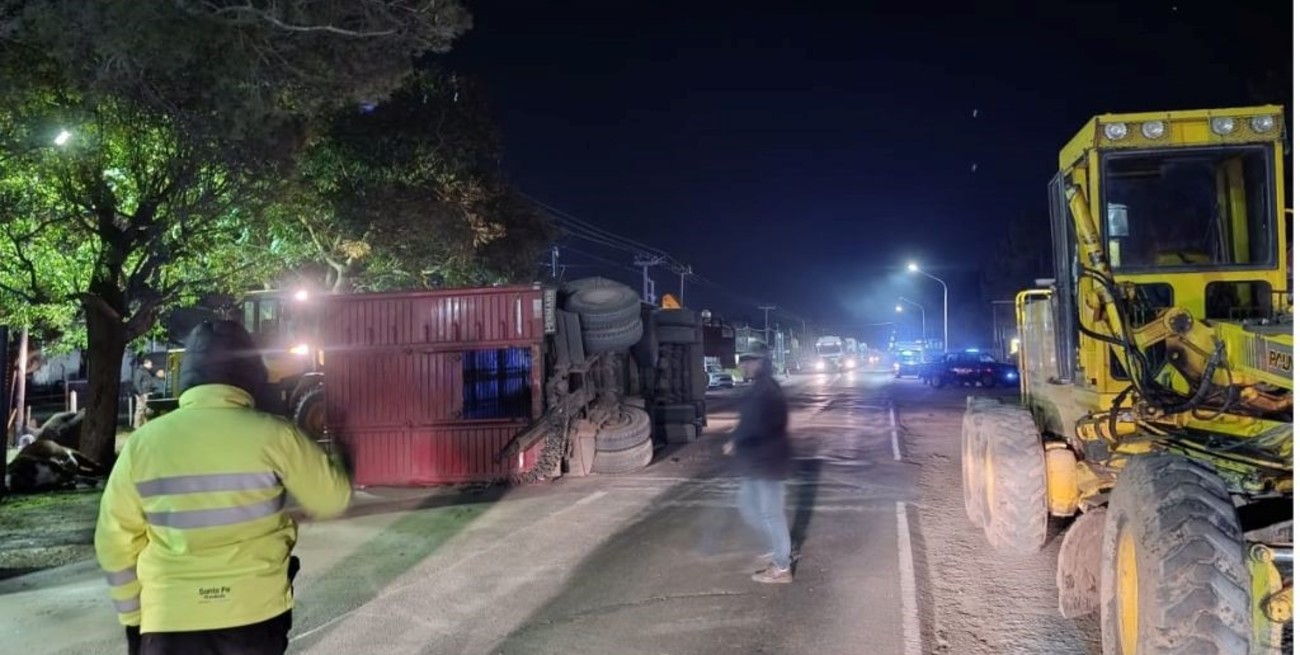 Personal de distintas dependencias trabajaron por más de 5 horas para reestablecer el tránsito. Al costado izquierdo se pueden ver los vacunos muertos. Foto: Gentileza