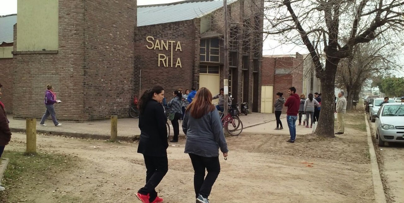 "En la escuela no damos la posibilidad de no leer. Tenemos un plan de lectura y otro de escritura porque los chicos que leen siempre van a escribir mejor", dijo la profesora Leonor García. Foto: El Litoral