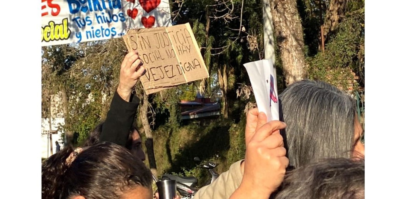 Este lunes por la tarde se realizó un abrazo simbólico al hogar. Foto: Gentileza