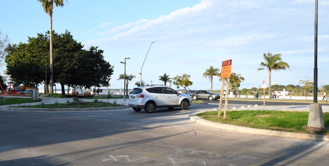 Se abrieron nuevos cruces vehiculares en la intersección con calles Chacabuco, Iturraspe y Juan del Campillo. Foto: Manuel Fabatía