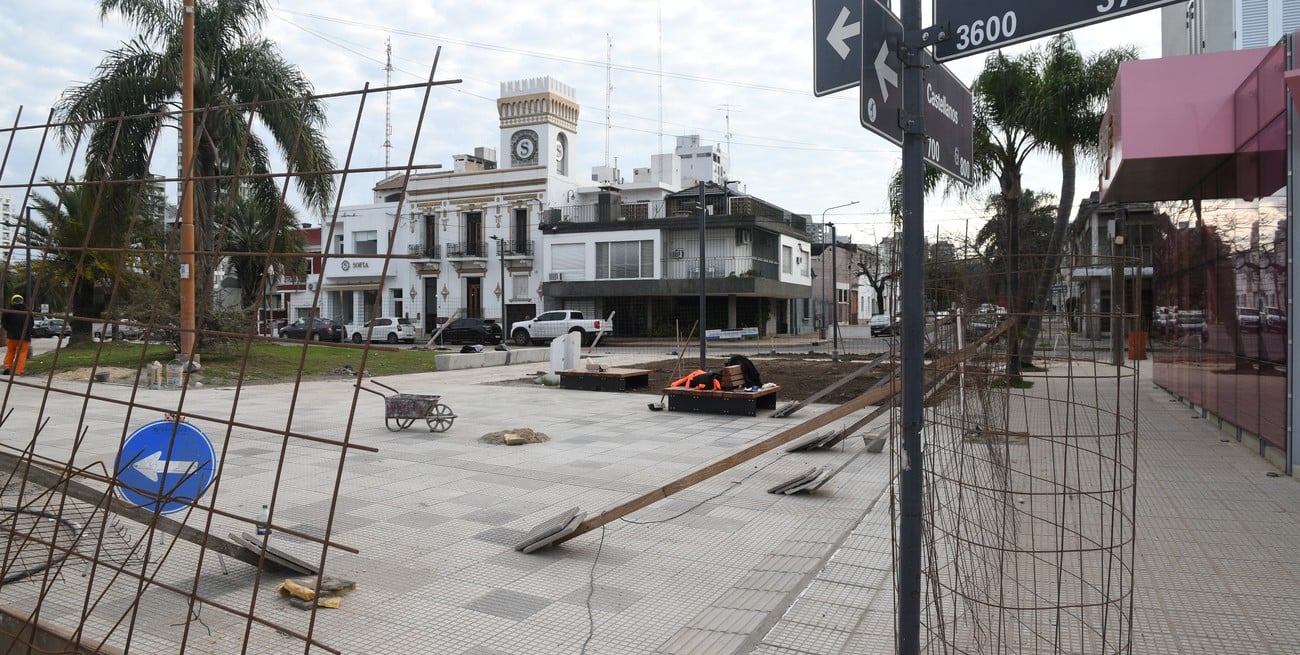 En avenida de los 7 Jefes, entre Castellanos y Grand Bourg, ya se colocaron las baldosas y el mobiliario urbano. Se eliminó el sector de calle que había y que era usado para estacionar. Foto: Manuel Fabatía