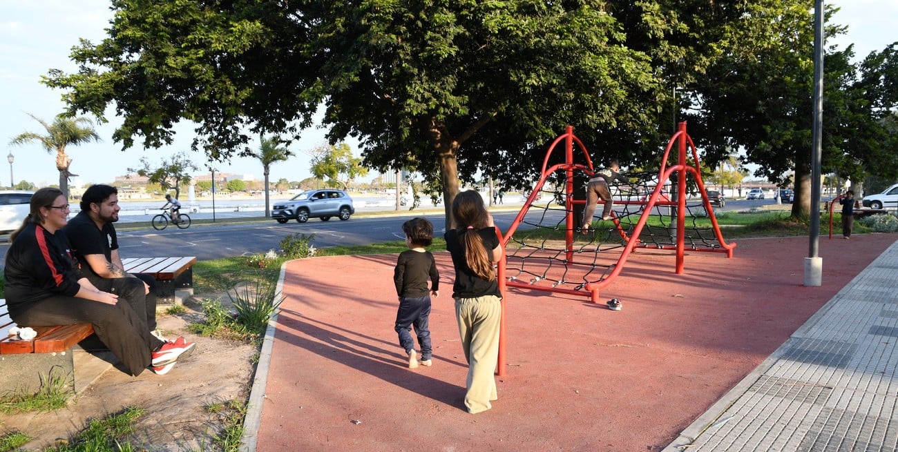 Desde Domingo Silva hacia el norte, los sectores ya habilitados comenzaron a ser disfrutados por vecinos que utilizan los juegos infantiles y el nuevo mobiliario urbano. Foto: Manuel Fabatía