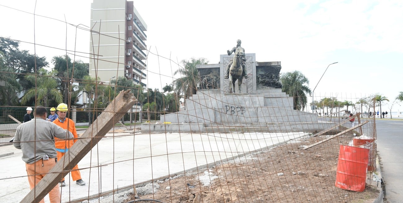 El sector del codo donde se erige el Monumento al Brigadier Estanislao López avanza a ritmo frenético. Foto: Manuel Fabatía