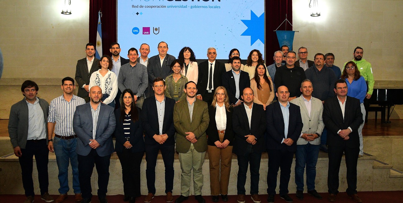 Laura Tarabella (UNL) y Franco Bartolacci (UNR) junto a intendentes, decanos y autoridades invitadas, dieron inicio al ciclo 2026 de Munigestión. Foto: Guillermo Di Salvatore