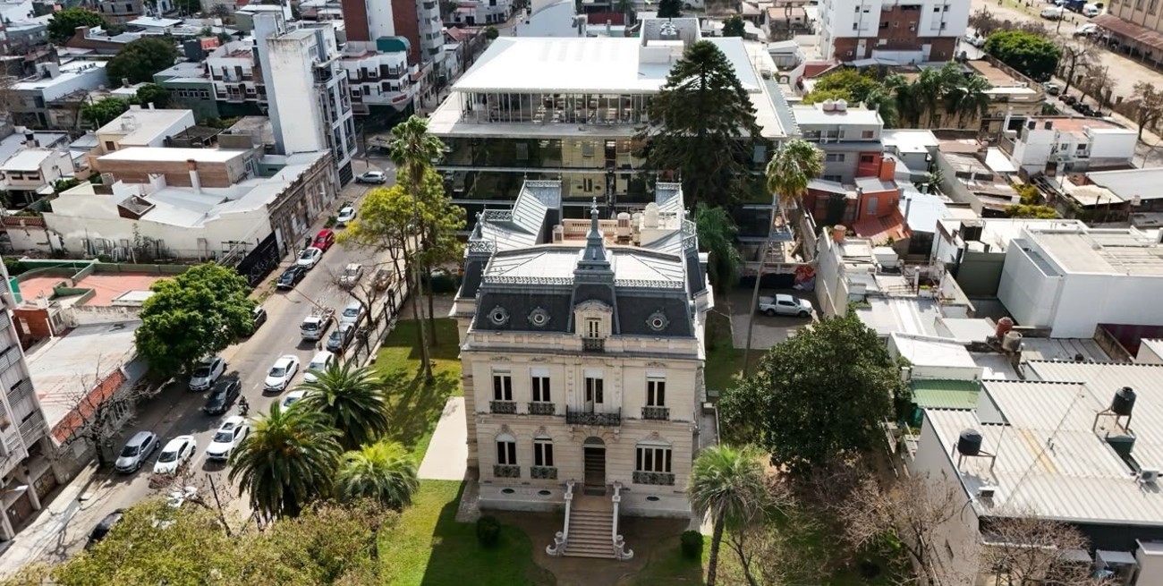 El nuevo edificio educativo está ubicado en Güemes y Castellanos, detrás de la Casa de la Cultura y se genera una buena integración urbana entre ambos. Foto: Fernando Nicola