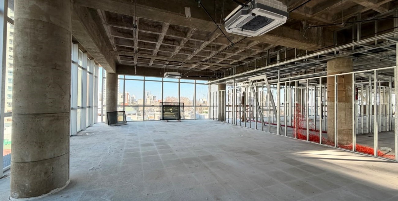 En el interior se están colocando tabiquería y paneles de las futuras aulas. Foto: Gentileza Obras Públicas