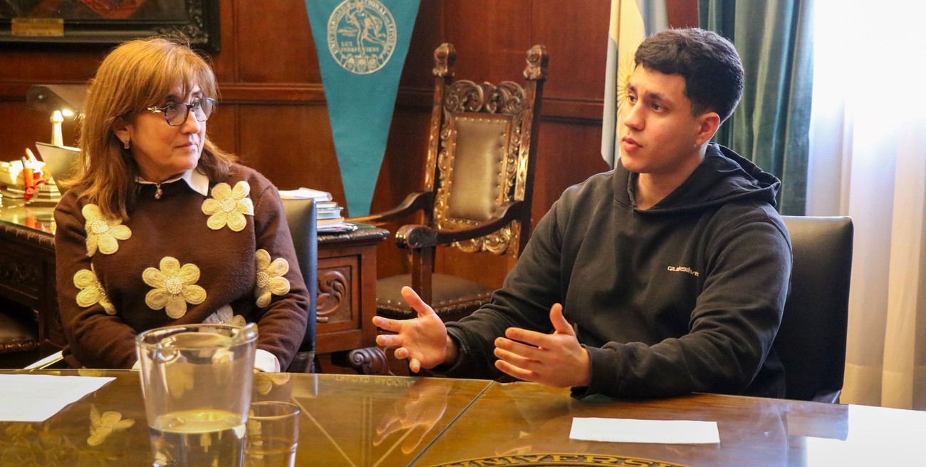 La decana Laura Gutiérrez, y el estudiante Maximiliano Luder -integrante del Chapter-, destacaron la importancia de la participación de de la FIQ en esta propuesta global. Foto: Gentileza FIQ