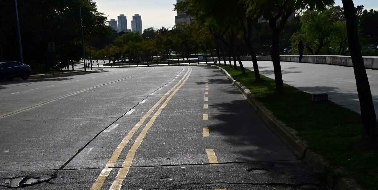 Así va quedando la demarcación de la ciclovía de doble mano que bordea al Parque del Sur. Foto: Flavio Raina