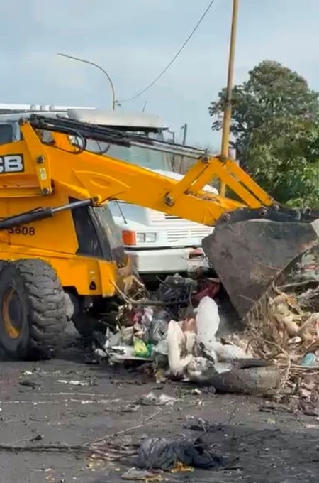 El municipio desplegó máquinas y camiones para limpiar la zona.