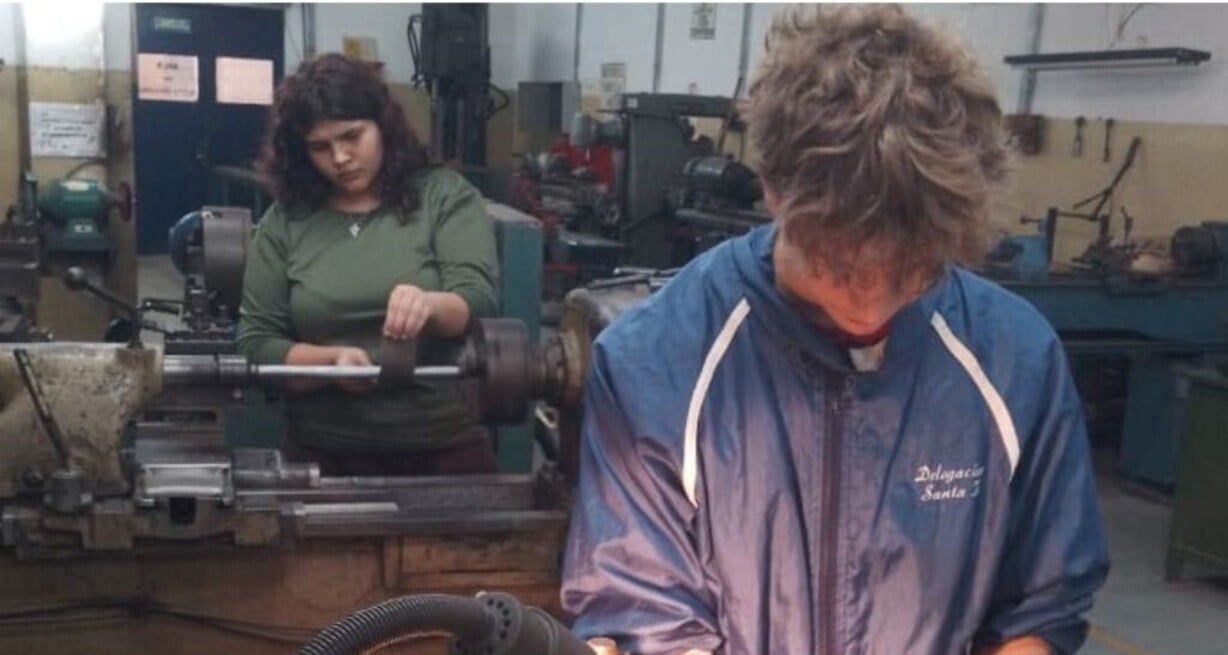 Karina y Marcos en el taller. “Nos motivó mucho el tema de que Bastian tenga el andador lo más rápido posible", dijeron. Foto: Gentileza
