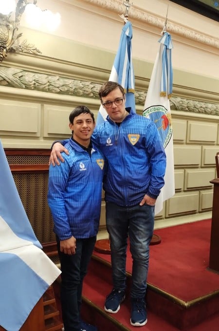 Facundo Benítez y Joaquín Perren durante el agasajo en la Cámara de Diputados de la provincia de Santa Fe