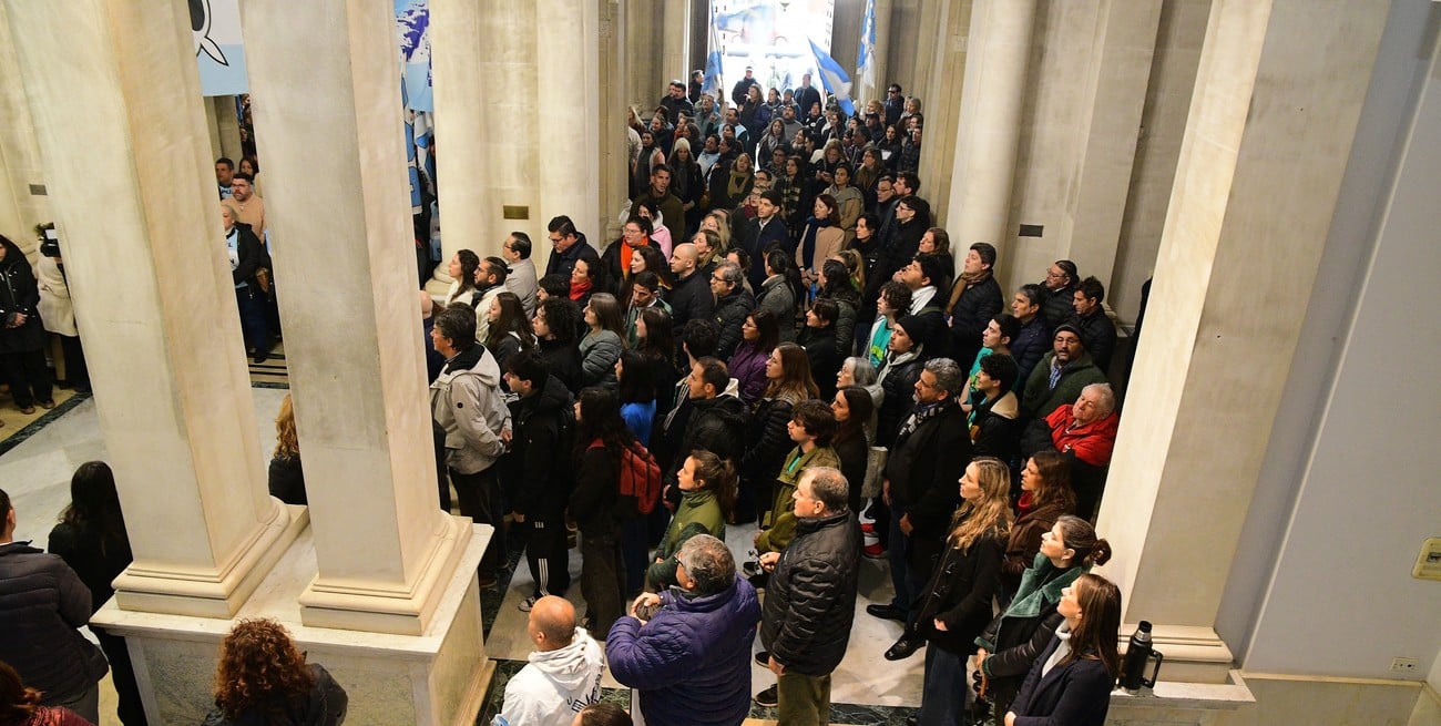 El abrazo simbólico tuvo lugar en el hall del Rectorado donde se entonó el Himno Nacional. Foto: Guillermo Di Salvatore