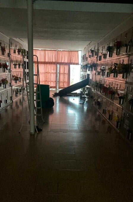 El interior, también ultrajado.