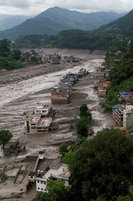 El agua avanzó por el valle del río Bhotekoshi Créditos: REUTERS/Navesh Chitrakar