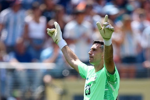 Dibu Martínez acordó su llegada al Chelsea y continuará su carrera en la Premier League.