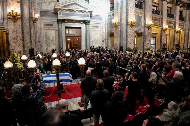 Familiares y músicos interpretaron “Blumana” durante el homenaje a Rubén Rada. Foto: Reuters