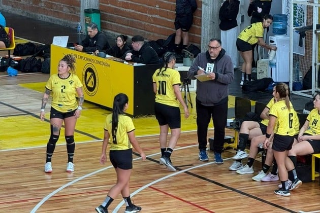 Los partidos se juegan en simultáneo en todas las sedes y pasan a las instancias finales únicamente los primeros de cada zona. Foto: Belén Fedullo