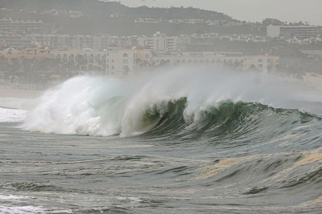 Las olas rompen en la playa mientras un huracán avanza con fuerza hacia la península de Baja California, en Cabo San Lucas. REUTERS/Fernando Castillo