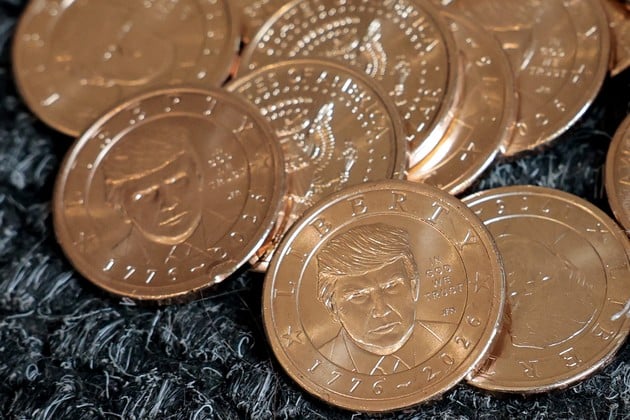 El rostro de Donald Trump, en monedas de un dólar en honor al 250.º aniversario de la independencia de la nación. REUTERS/Kylie Cooper