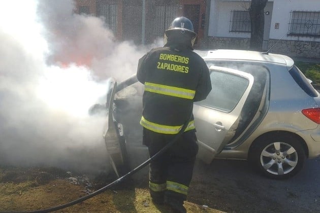 Cuando los bomberos pudieron extinguir las llamas, los daños en el auto eran importantes. Foto: El Litoral