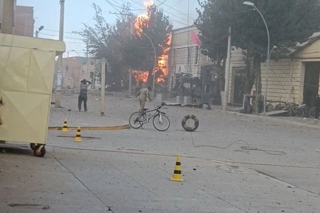 Bomberos trabajaron durante horas para controlar el foco en el predio militar.