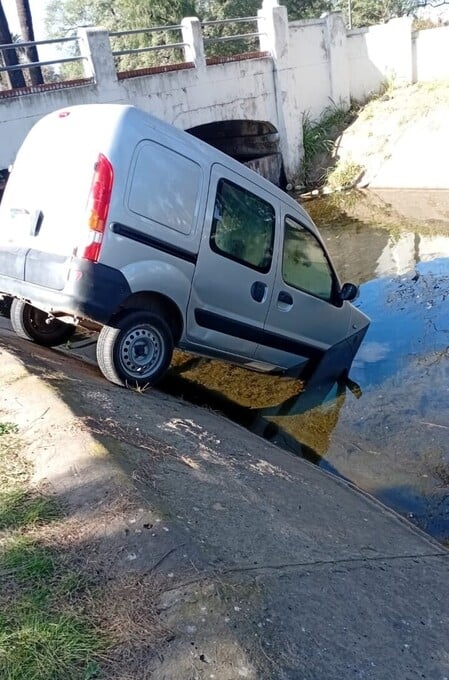 La utilitaria con la trompa en el agua. Crédito: @GMALFARO