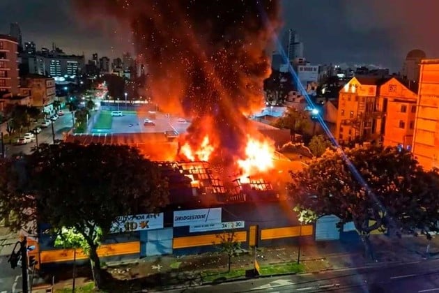 Las llamas alcanzaron el techo y otros edificios cercanos.