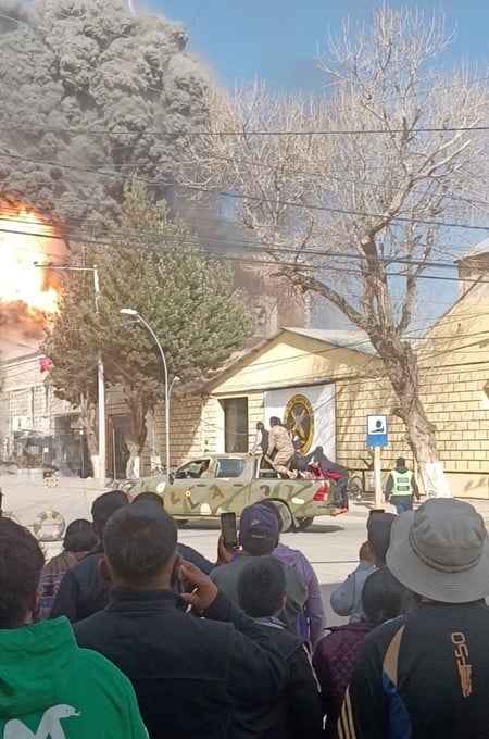 An explosion at a military unit in Viacha, Bolivia September 4, 2026, in this screengrab taken from a social media video. Red Siglo XXI/via REUTERS THIS IMAGE HAS BEEN SUPPLIED BY A THIRD PARTY. MANDATORY CREDIT. NO RESALES. NO ARCHIVES.
Verification lines: Location verified by buildings, trees, road layout and utility poles that matched. archive and satellite imagery.
Date verified by original file metadata.
Bolivian Defence Ministry said in a statement that the explosion took place on September 4.
