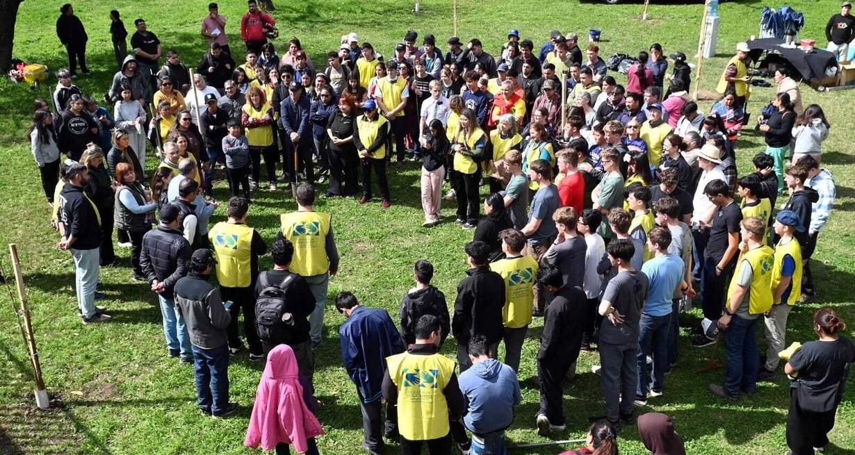 Un centenar de voluntarios y trabajadores municipales se dió a la tarea de poner en valor ese sector de la Costanera. Foto: Gentileza