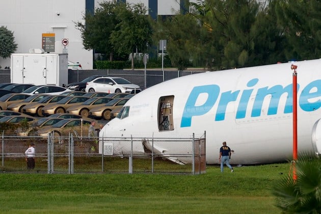 El avión de carga de Amazon Prime Air que, según funcionarios aeroportuarios, se salió de la pista en el Aeropuerto Internacional de Miami, junto a filas de Tesla Cybercabs, en Miami. Foto: REUTERS / Marco Bello.