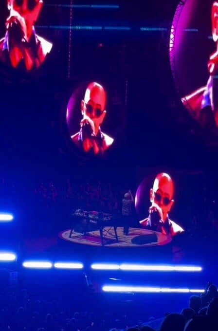 Solari en la pantalla del DJ.