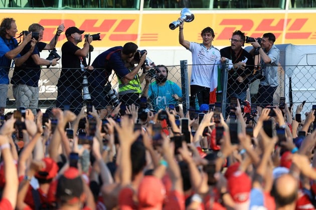 Antonelli celebra junto a los tifosi después de ganar en Monza, donde llegó como piloto de Mercedes y se marchó convertido en ídolo. Foto: Reuters.