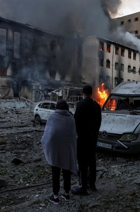 Residents stand at a site of a Russian missile attack, amid Russia's attack on Ukraine, in Kyiv, Ukraine September 8, 2026. REUTERS/Stringer