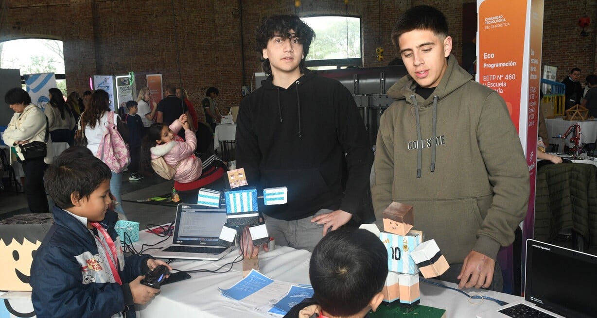 Estudiantes de la Escuela Técnica Guillermo Lehmann de Rafaela transformaron juguetes en robots mediante programación y electrónica.