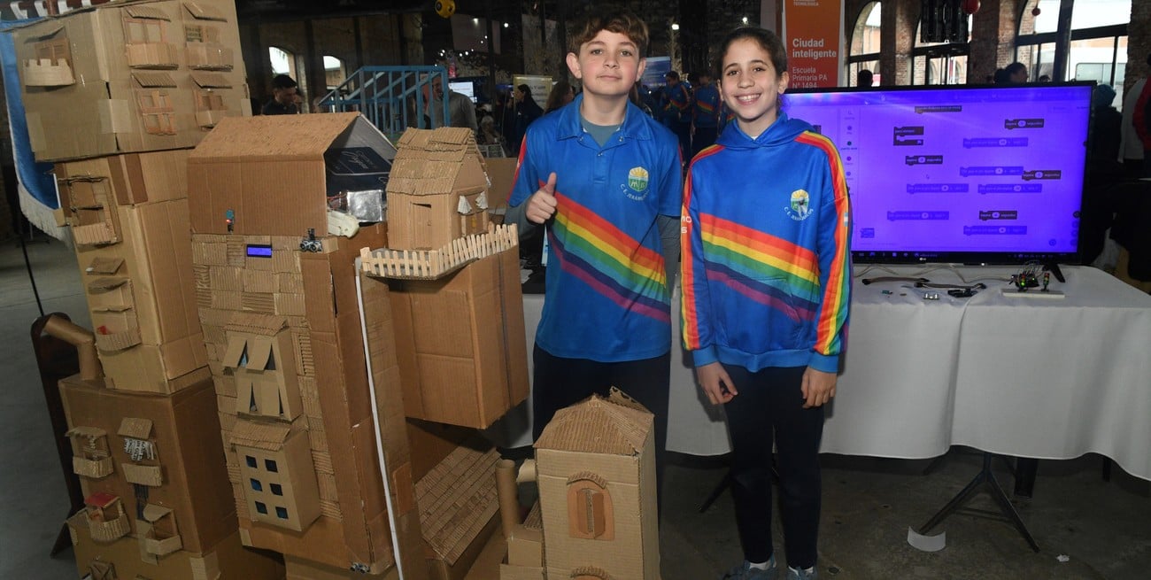 Alumnos de Jerárquicos reutilizaron una maqueta y la transformaron en una casa domótica con sensores, motores y un Arduino.
