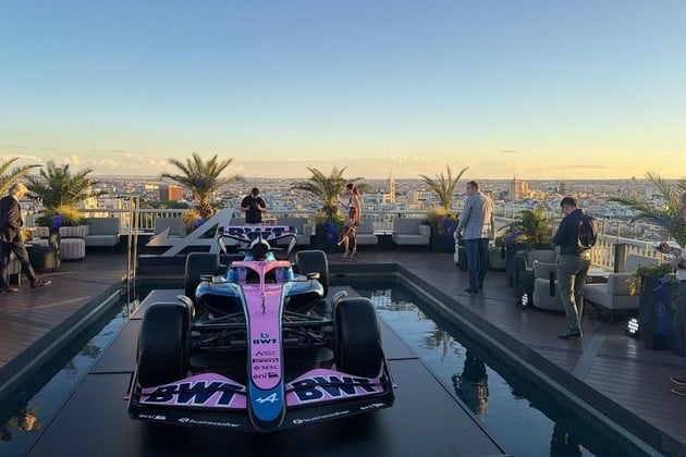En el marco del evento de Alpine, el equipo exhibió su monoplaza en el Club Financiero Génova junto a Colapinto, Pierre Gasly y Zinedine Zidane, anticipando el desembarco de la Fórmula 1 en las calles madrileñas.