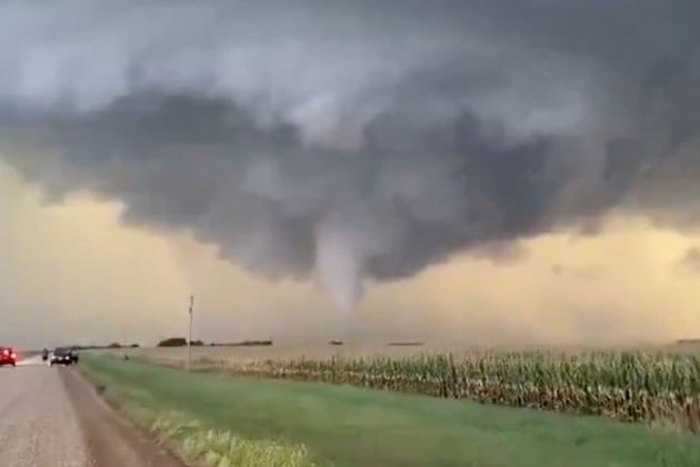Las imágenes y grabaciones captadas por cazadores de tormentas y pobladores del área no tardaron en circular.